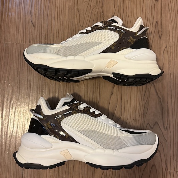 Louis Vuitton Monochrome Sneakers with Logo Accents - Picture 3 of 4
